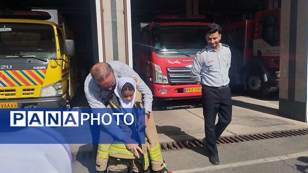 تقدیر دانش آموزان دبستان سرای دانش از قهرمانان بی ادعا در روز آتش نشانی
