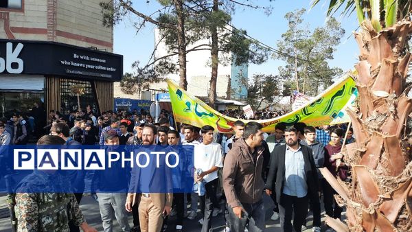 راهپیمایی پرشور دانش آموزان ساوجی در یوم الله ۱۳ آبان