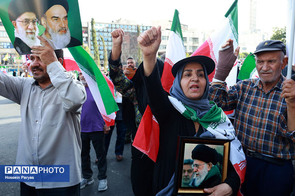 تجمع مردمی بشارت فتح در میدان انقلاب