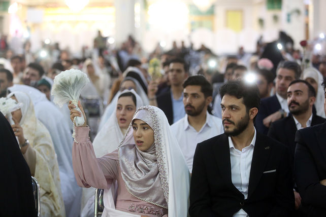 جشن ازدواج ۷۳۰ زوج دانشجوی در حرم حضرت معصومه(س)