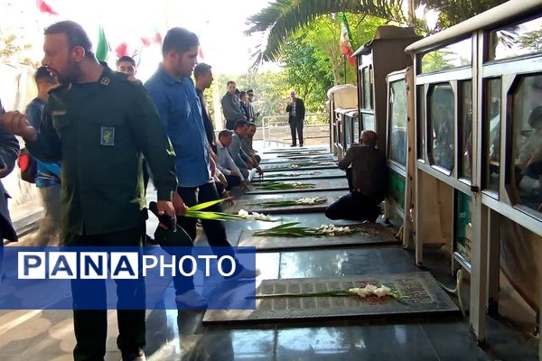 گلباران قبور مطهر شهدا به مناسبت هفته دفاع مقدس در شهرستان زرقان