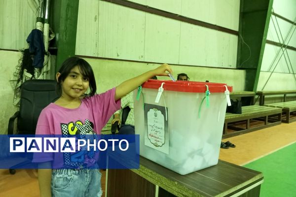 حضور پرشور کودکان در کنار والدین پای صندوق‌های رای نصیرشهر 