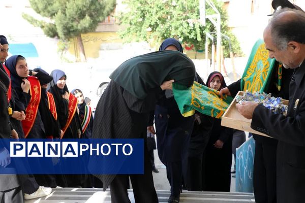 حضور کاروان زیر سایه خورشید در متوسطه آیین تربیت اندیشه