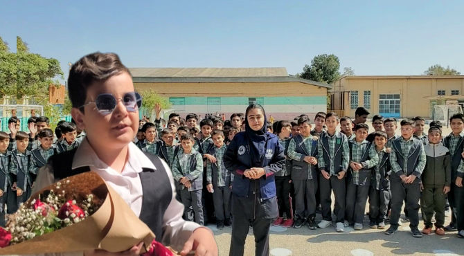 نوازنده روشن دل بروجنی در جمع پسران دبستان فردوسی