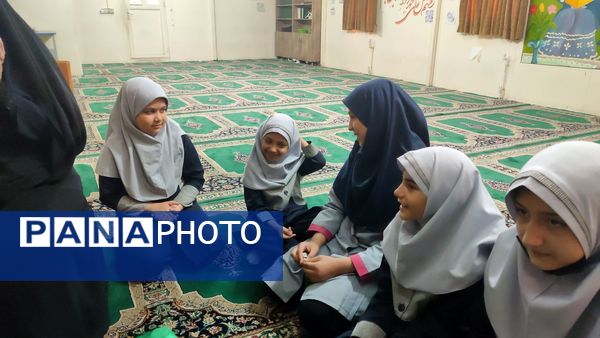 تقدیر از دانش آموزان فعال و تکریم همسر و فرزندان شهدای دبستان شاهد حاج تقی آقا بزرگ مشهد