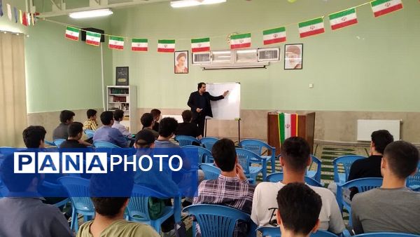 جلسه‌ مشاوره‌ای و توجیهی کنکور در دبیرستان معلم ساوجبلاغ