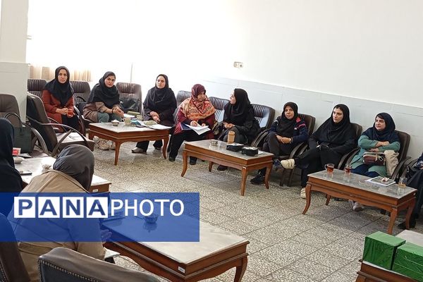 نشست کتابخوان مدرسه‌ای در دبیرستان دخترانه جوادالائمه بهارستان‌دو