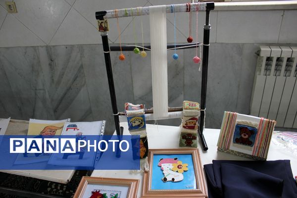 بازدید مدیر کانون فرهنگی هدایت از نمایشگاه آثار تجسمی دانش‌آموزان سوده