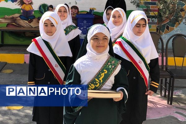 نواختن زنگ مصباح الهدی توسط مدیر آموزش و پرورش ناحیه 2 شهرری در دبستان طواف و معماریان 
