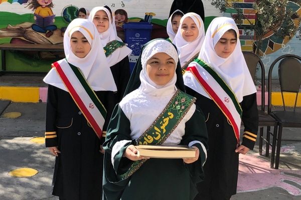 نواختن زنگ مصباح الهدی توسط مدیر آموزش و پرورش ناحیه 2 شهرری در دبستان طواف و معماریان 