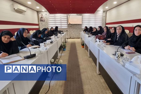 برگزار کارگاه‌های آموزشی ویژه رابطین امور بانوان مدارس منطقه کهریزک 