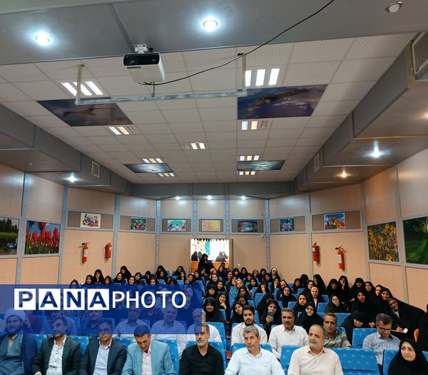 کارگاه آموزشی نحوه ارتباط موثر و درک نیازهای دانش‌آموزان در بهاباد 