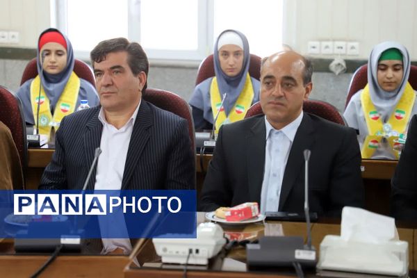 گل‌های قدردانی دانش‌آموزان پیشتاز برای حافظان امنیت