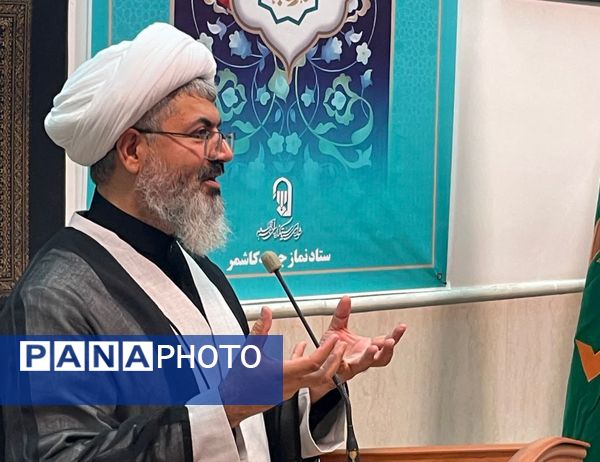 دیدار اعضای بسیج دانش آموزی و اعضای انجمن اسلامی با امام جمعه شهرستان کاشمر 