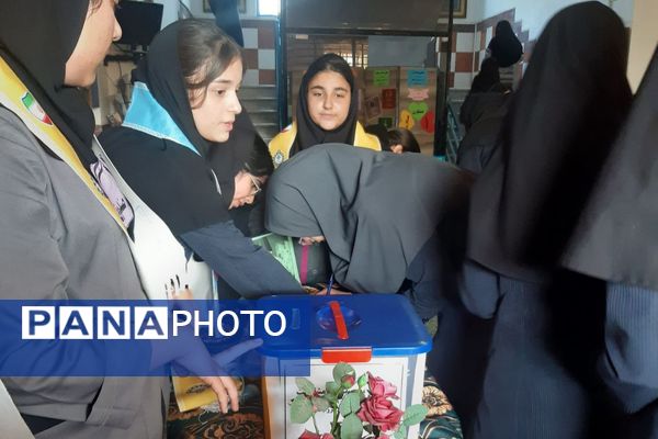 برگزاری انتخابات شورای دانش‌آموزی در دبیرستان فرزانگان قائمشهر