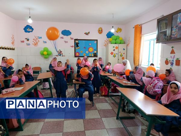 «انگشتر خوشحالی» نماد جشن روز کودک در دبستان شهید هادی آریایی ناحیه یک یزد