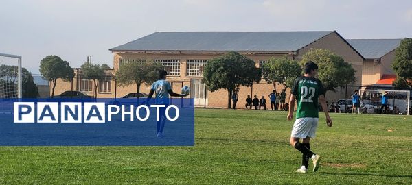 برگزاری مسابقه فوتبال بین تیم‌های  ذوب آهن اصفهان و ذوب آهن شهرکرد در زمین چمن شهر سامان 