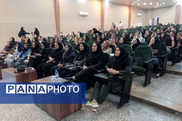 جلسه انجمن اولیا و مربیان دبیرستان پویش در تالار معلم شیراز