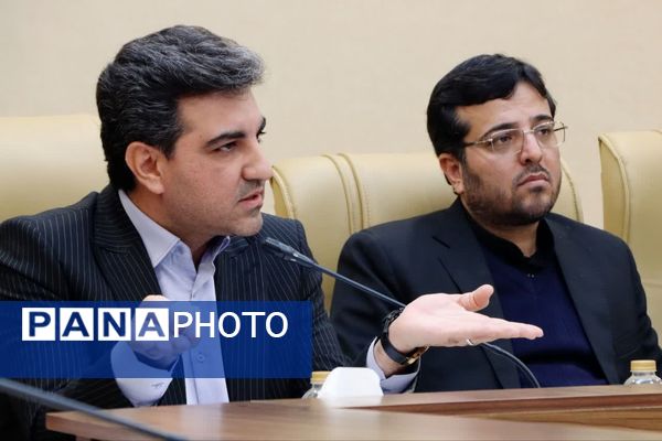 نشست خبری مدیرکل راه و شهرسازی و مدیران دستگاه‌های متولی حمل و نقل یزد