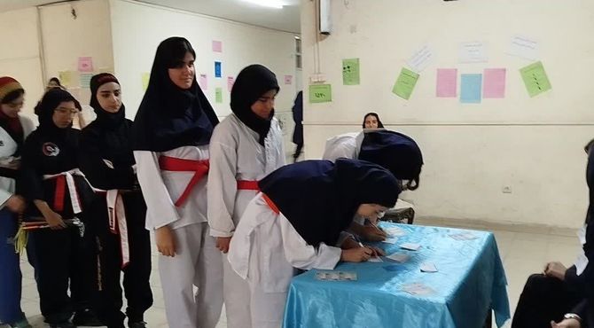 برگزاری مراسم هفته بهداشت روان و انتخابات همیاران مشاوره در مدارس همدان