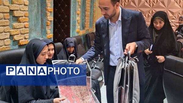 نشست صمیمی با حضور مسئولان و دانشآموزان زینب نام در یزد