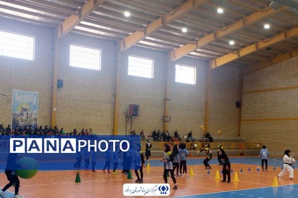 افتتاحیه طرح ملی میدان پویا و مسابقات هندبال در باشگاه غدیر محسن آباد برخوار