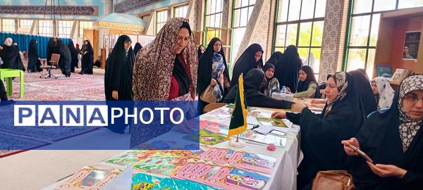 برپایی میز خدمت ادارات مختلف استان در مصلی امام خمینی (ره)