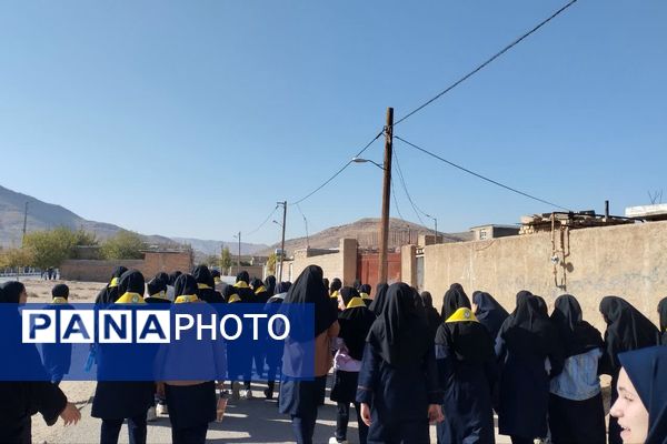 حضور دانش آموزان دبیرستان طالقانی داریون در تجمع ۱۳ آبان