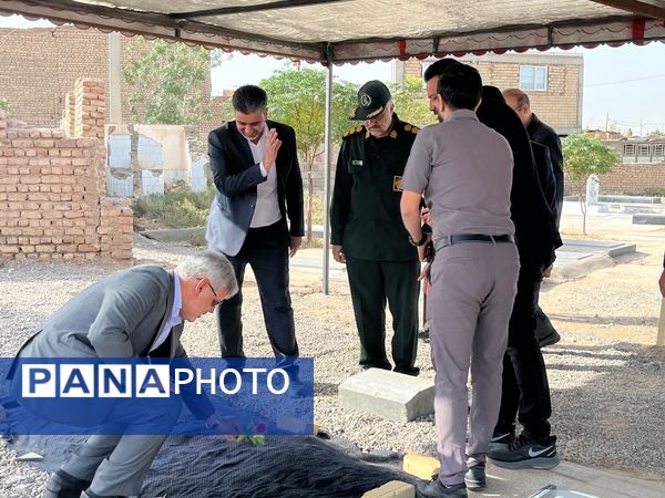 بازدید و غبار روبی مسئولین از مزار شهدای روستای دهنو خلیل آباد 