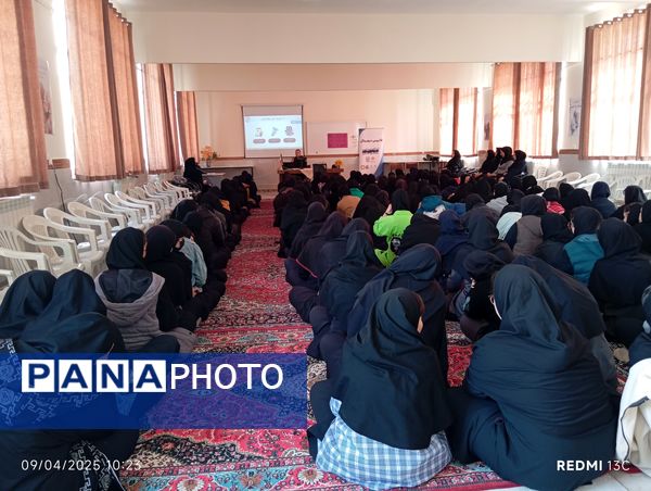 برگزاری دوره آموزشی آسیب های اجتماعی با محوریت آسیب های فضای مجازی در هنرستان هیات امنایی حضرت فاطمه (س) اردبیل
