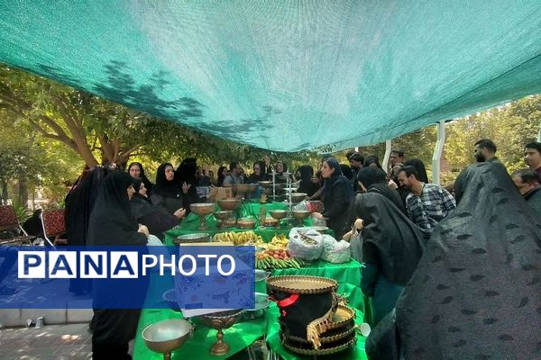 برپایی سفره‌ی احسان در محوطه بیمارستان فوق تخصصی آیت‌الله یثربی کاشان