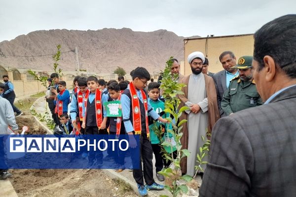 مراسم نمادین کاشت نهال در حاجی‌آباد 