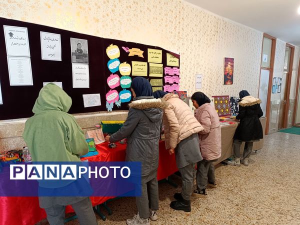 نمایشگاه هفته پژوهش در مدرسه پروین‌اعتصامی 