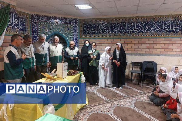 استقبال پرشور دانش‌آموزان دبستان صدیقه کبری(س)از خادمان رضوی در "چهارشنبه‌های امام رضایی"