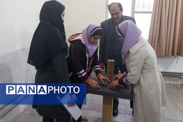 تصاویری زیبا از تمرکز دانش‌آموزان دختر در المپیاد رویش ناحیه۳ شیراز 