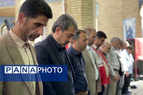 فرهنگیان شهرستان ملارد با حضور خود در نمازجمعه این هفته یاد شهید رجایی را گرامی داشتند 