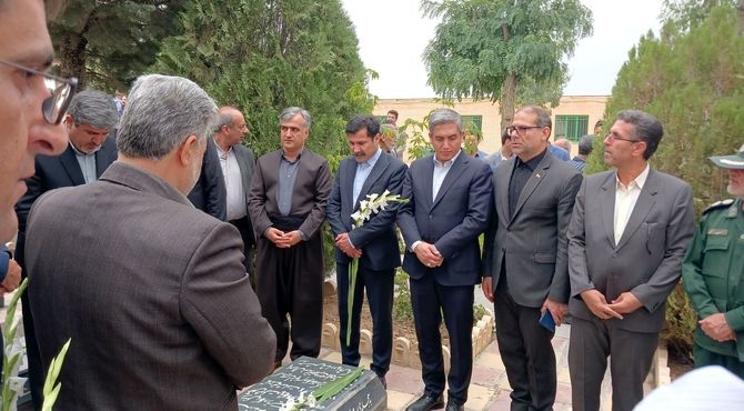 کامیاران در مراسم عطر افشانی مزار شهدا، میزبان معاون توسعه روستایی و مناطق محروم ریاست جمهوری بود