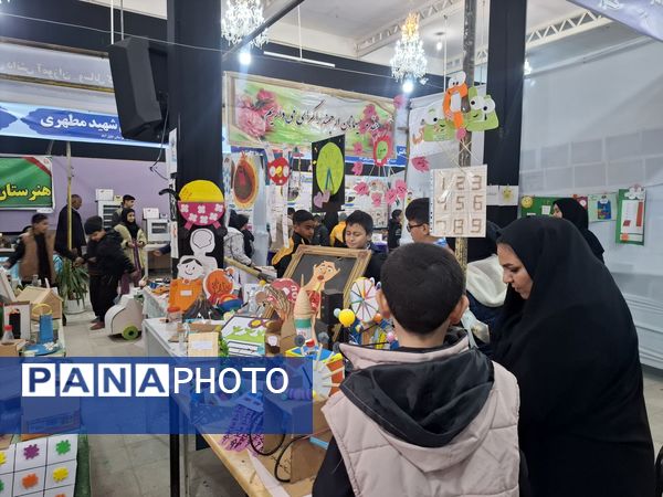 بازدید دانش آموزان مدرسه شهید عامری از نمایشگاه پژوهش و فناوری در خلیل آباد