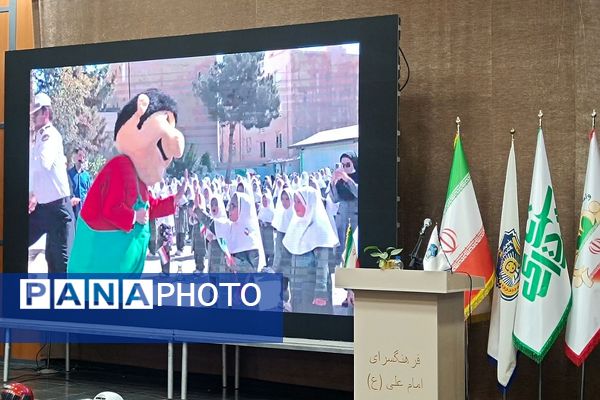 فرهنگ‌سازی با عمل؛ اهدای کلاه ایمنی رایگان در همایش طلایه‌داران ترافیک شهریار