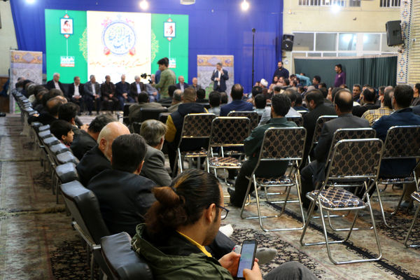 نشست صمیمی‌ دانش‌آموختگان دبیرستان امام رضا(ع) قم در هیات خادم الرضا(ع)