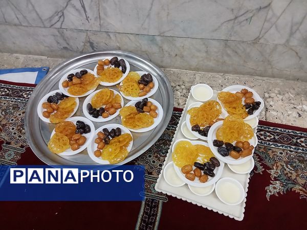 برپایی سفره افطار در دبیرستان امام علی(ع)ناحیه پنج 