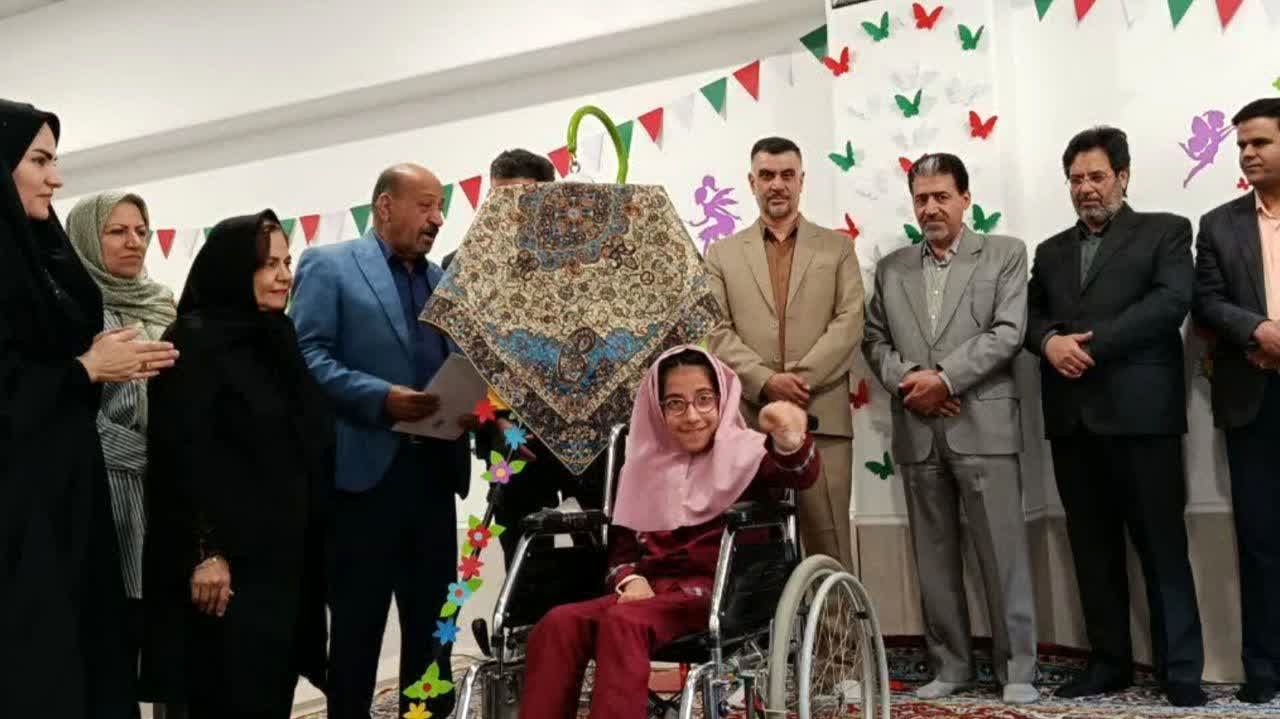 رونمایی از کتاب «لاکی و دوست شاعرش» اثر دانش‌آموز توانمند یزدی