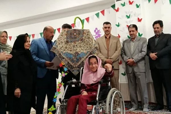 رونمایی از کتاب «لاکی و دوست شاعرش» اثر دانش‌آموز توانمند یزدی