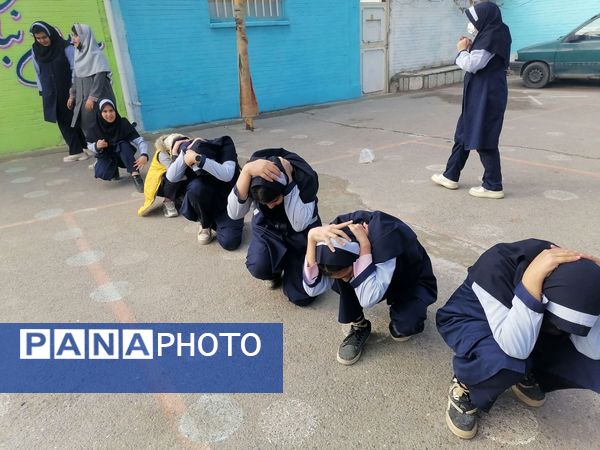 بیست و هفتمین دوره مانور زلزله در مدرسه ناهید نخودی 