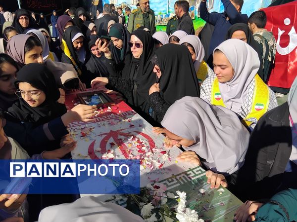 دبیرستان نجم میزبان پیکر یک شهید گمنام شد