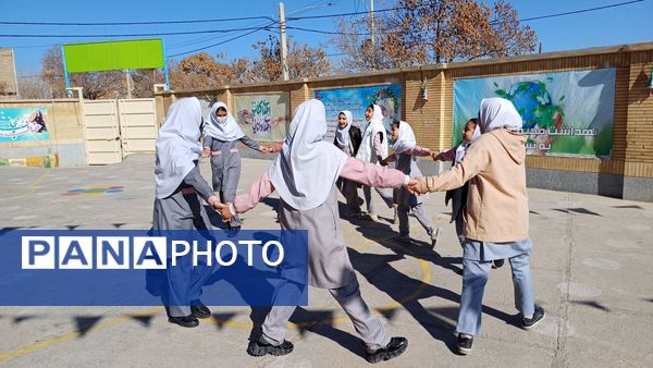 بازی‌های بومی محلی در دبستان دخترانه شاهد نرگس جاجرم