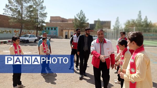 مراسم اهدای بسته های لوازم التحریر به دانش آموزان لازم التوجه دبستان شهید پسندیده فدافن