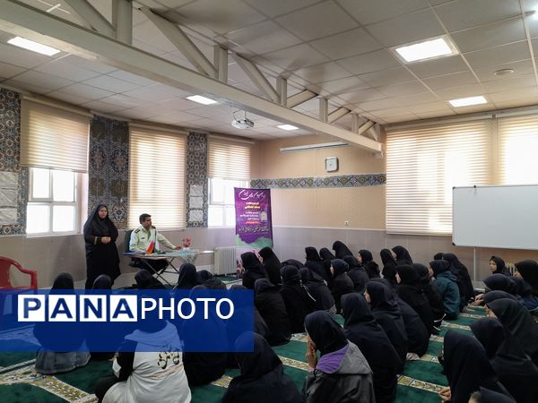 حضور فرماندهی نیروی انتظامی ناحیه ۳ مشهد در مدرسه شاهد ارض اقدس 