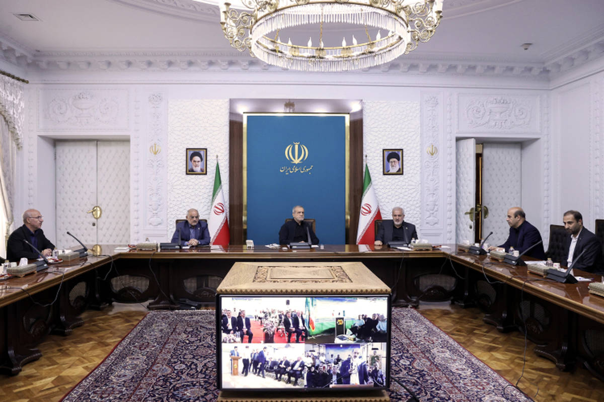 بهرهبرداری و آغاز عملیات اجرایی ۴۲۵ مگاوات نیروگاه خورشیدی کشور با دستور رئیس جمهور