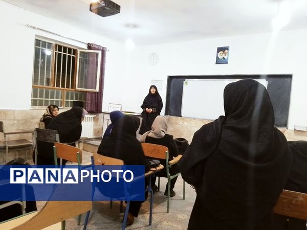  دیدار دبیران با اولیا در دبیرستان دخترانه فاطمیه 